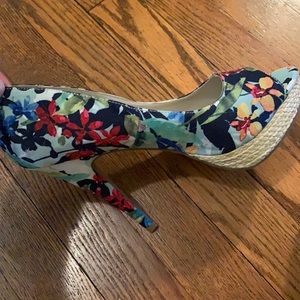 Apt 9 heels, colorful size 8.5